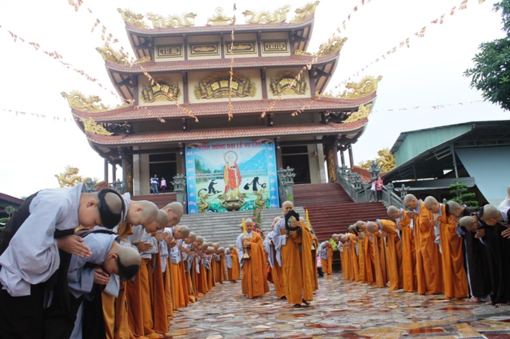 Dâng Pháp Y Chư Tăng Sinh Trường Trung Cấp