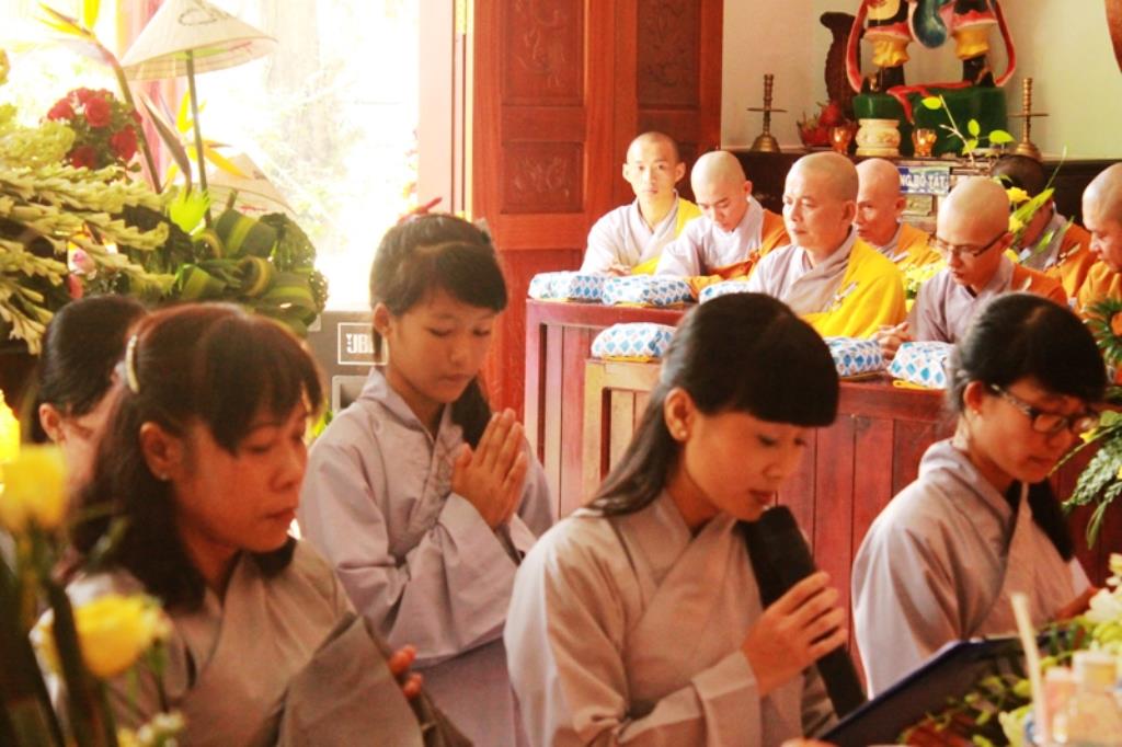 Dâng Pháp Y Chư Tăng Sinh Trường Trung Cấp