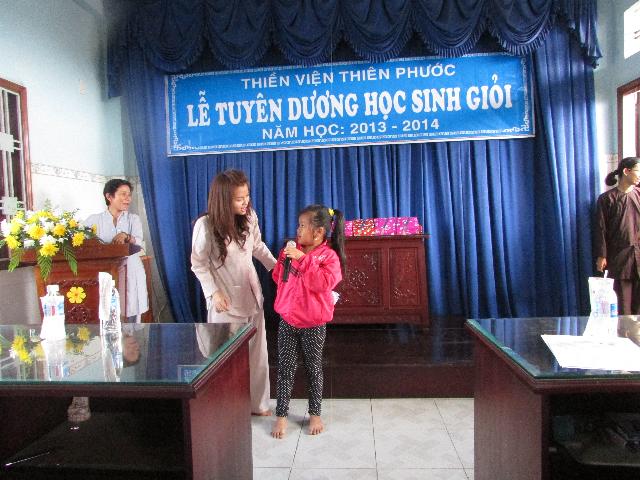Xúc động buổi lễ tuyên dương học sinh giỏi năm học 2013- 2014 của  Thiền Viện Thiên Phước