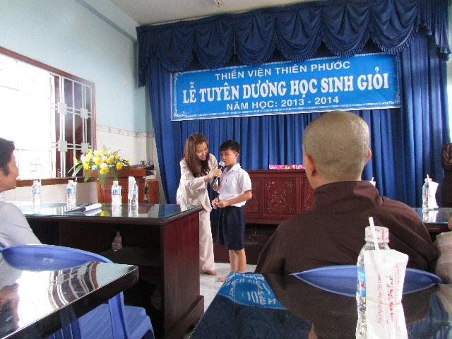 Xúc động buổi lễ tuyên dương học sinh giỏi năm học 2013- 2014 của  Thiền Viện Thiên Phước