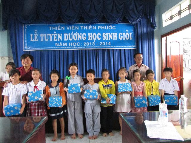 Xúc động buổi lễ tuyên dương học sinh giỏi năm học 2013- 2014 của  Thiền Viện Thiên Phước