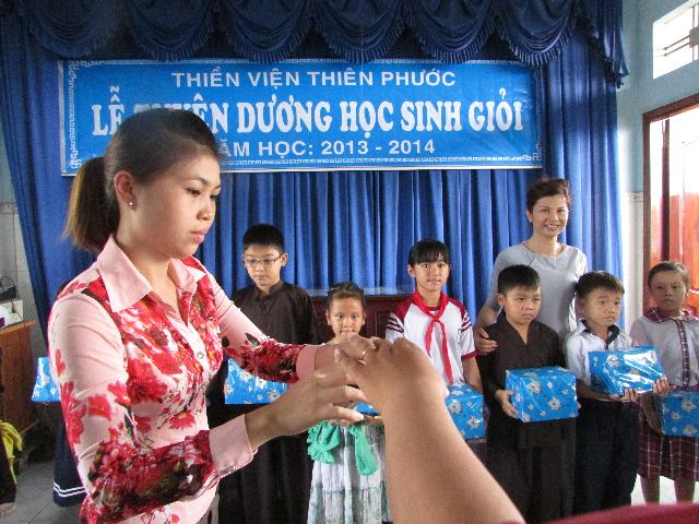 Xúc động buổi lễ tuyên dương học sinh giỏi năm học 2013- 2014 của  Thiền Viện Thiên Phước