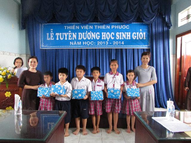 Xúc động buổi lễ tuyên dương học sinh giỏi năm học 2013- 2014 của  Thiền Viện Thiên Phước