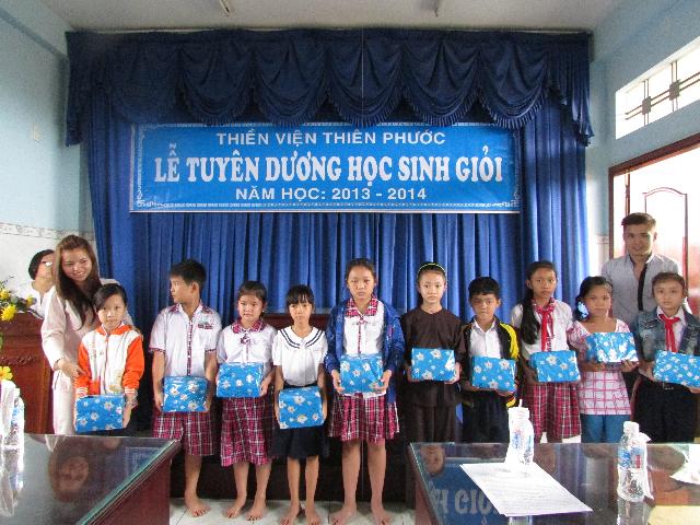 Xúc động buổi lễ tuyên dương học sinh giỏi năm học 2013- 2014 của  Thiền Viện Thiên Phước