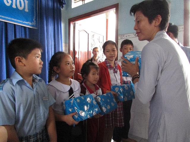 Xúc động buổi lễ tuyên dương học sinh giỏi năm học 2013- 2014 của  Thiền Viện Thiên Phước