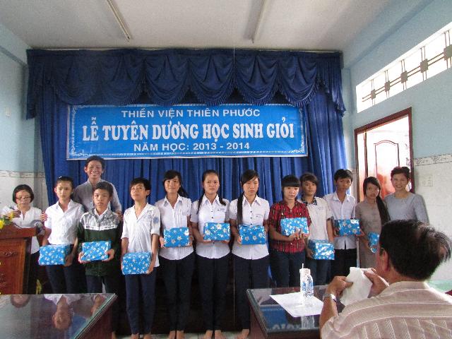 Xúc động buổi lễ tuyên dương học sinh giỏi năm học 2013- 2014 của  Thiền Viện Thiên Phước