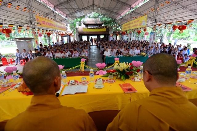 Hà Tĩnh: Hàng ngàn hoa đăng lung linh trong Đại lễ Vu Lan báo hiếu 2014 tại chùa Tượng Sơn
