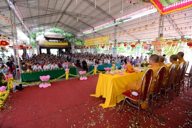 Hà Tĩnh: Hàng ngàn hoa đăng lung linh trong Đại lễ Vu Lan báo hiếu 2014 tại chùa Tượng Sơn