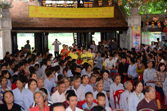 Hà Tĩnh: Hàng ngàn hoa đăng lung linh trong Đại lễ Vu Lan báo hiếu 2014 tại chùa Tượng Sơn