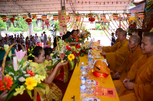 Hà Tĩnh: Hàng ngàn hoa đăng lung linh trong Đại lễ Vu Lan báo hiếu 2014 tại chùa Tượng Sơn