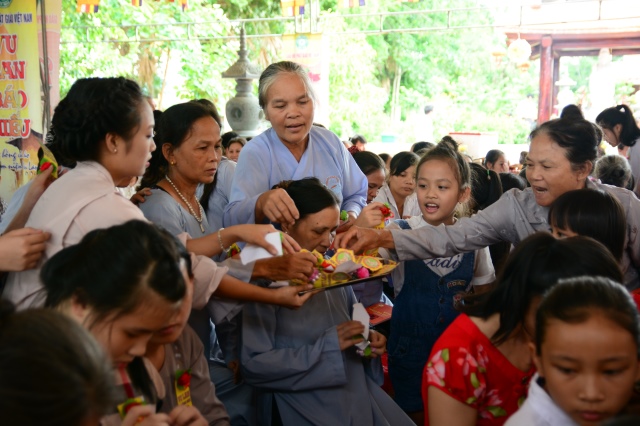 Hà Tĩnh: Hàng ngàn hoa đăng lung linh trong Đại lễ Vu Lan báo hiếu 2014 tại chùa Tượng Sơn