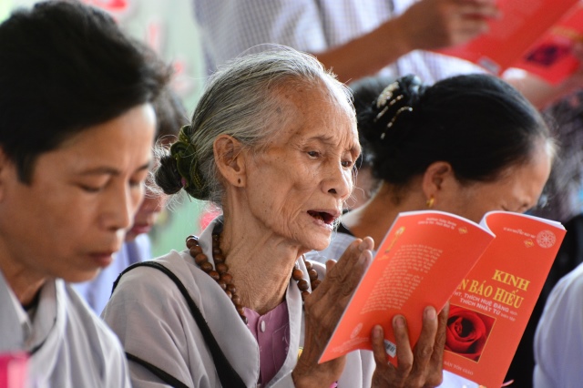 Hà Tĩnh: Hàng ngàn hoa đăng lung linh trong Đại lễ Vu Lan báo hiếu 2014 tại chùa Tượng Sơn