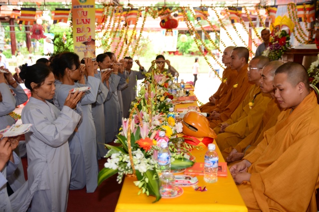 Hà Tĩnh: Hàng ngàn hoa đăng lung linh trong Đại lễ Vu Lan báo hiếu 2014 tại chùa Tượng Sơn