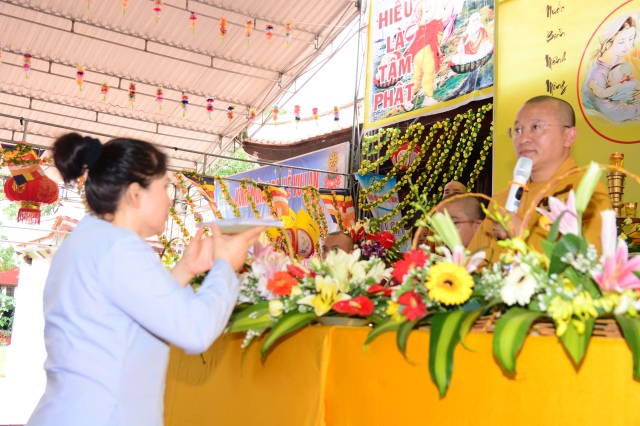 Hà Tĩnh: Hàng ngàn hoa đăng lung linh trong Đại lễ Vu Lan báo hiếu 2014 tại chùa Tượng Sơn