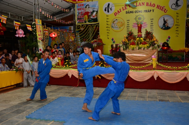 Hà Tĩnh: Hàng ngàn hoa đăng lung linh trong Đại lễ Vu Lan báo hiếu 2014 tại chùa Tượng Sơn