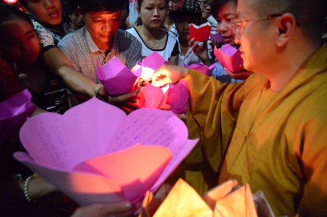 Hà Tĩnh: Hàng ngàn hoa đăng lung linh trong Đại lễ Vu Lan báo hiếu 2014 tại chùa Tượng Sơn