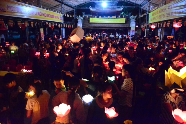 Hà Tĩnh: Hàng ngàn hoa đăng lung linh trong Đại lễ Vu Lan báo hiếu 2014 tại chùa Tượng Sơn