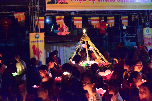 Hà Tĩnh: Hàng ngàn hoa đăng lung linh trong Đại lễ Vu Lan báo hiếu 2014 tại chùa Tượng Sơn