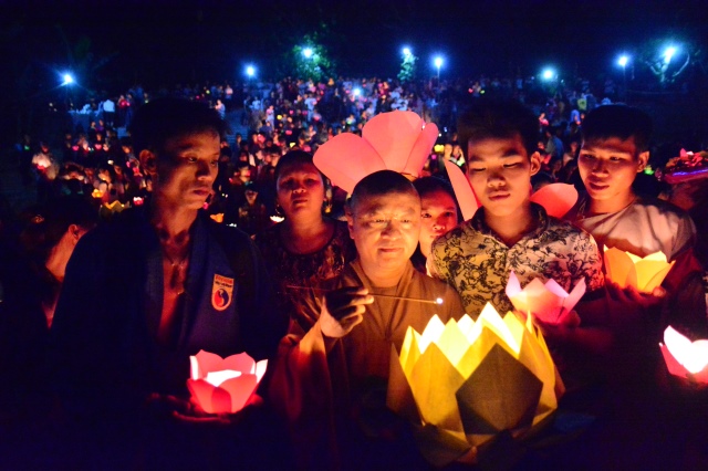 Hà Tĩnh: Hàng ngàn hoa đăng lung linh trong Đại lễ Vu Lan báo hiếu 2014 tại chùa Tượng Sơn