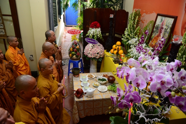 Quỹ Từ thiện Đạo Phật Ngày Nay: Trao tặng quà cho người mù và bệnh nhân ung bứu nhân ngày giỗ tổ chùa Giác Ngộ