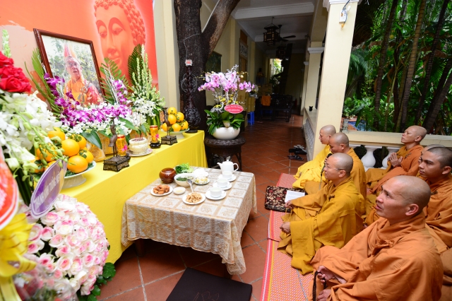Quỹ Từ thiện Đạo Phật Ngày Nay: Trao tặng quà cho người mù và bệnh nhân ung bứu nhân ngày giỗ tổ chùa Giác Ngộ