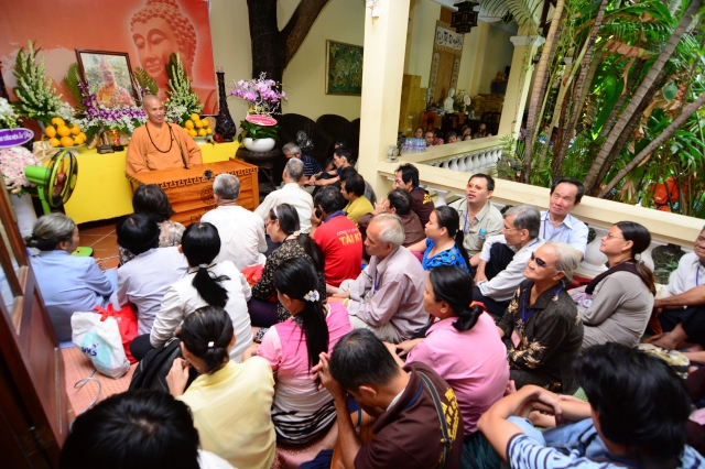 Quỹ Từ thiện Đạo Phật Ngày Nay: Trao tặng quà cho người mù và bệnh nhân ung bứu nhân ngày giỗ tổ chùa Giác Ngộ