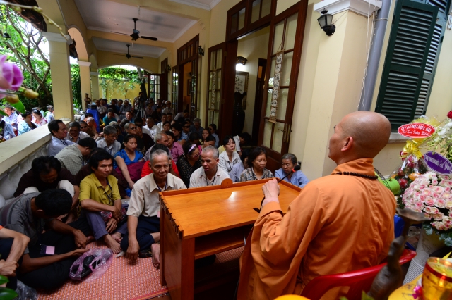 Quỹ Từ thiện Đạo Phật Ngày Nay: Trao tặng quà cho người mù và bệnh nhân ung bứu nhân ngày giỗ tổ chùa Giác Ngộ