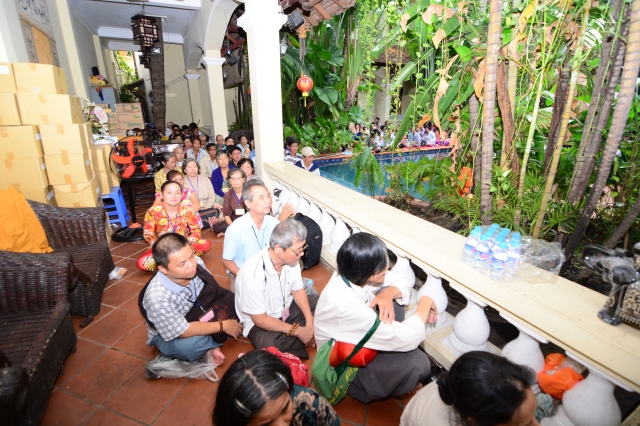 Quỹ Từ thiện Đạo Phật Ngày Nay: Trao tặng quà cho người mù và bệnh nhân ung bứu nhân ngày giỗ tổ chùa Giác Ngộ