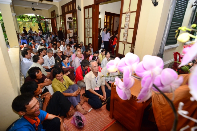 Quỹ Từ thiện Đạo Phật Ngày Nay: Trao tặng quà cho người mù và bệnh nhân ung bứu nhân ngày giỗ tổ chùa Giác Ngộ