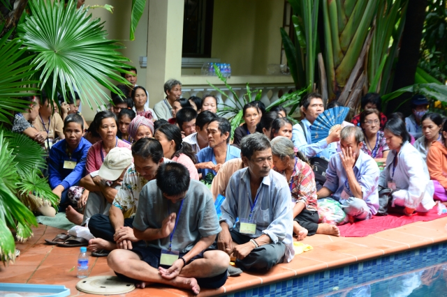Quỹ Từ thiện Đạo Phật Ngày Nay: Trao tặng quà cho người mù và bệnh nhân ung bứu nhân ngày giỗ tổ chùa Giác Ngộ