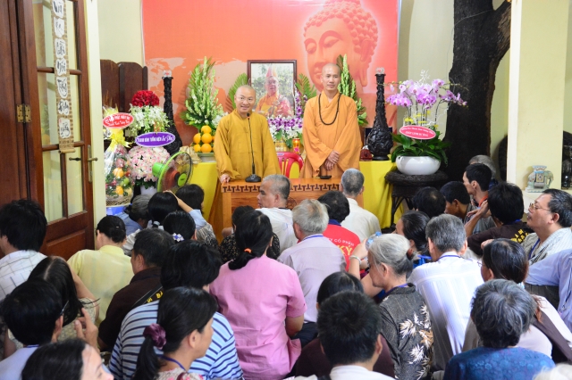 Quỹ Từ thiện Đạo Phật Ngày Nay: Trao tặng quà cho người mù và bệnh nhân ung bứu nhân ngày giỗ tổ chùa Giác Ngộ