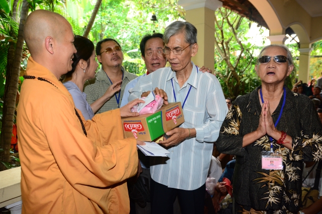 Quỹ Từ thiện Đạo Phật Ngày Nay: Trao tặng quà cho người mù và bệnh nhân ung bứu nhân ngày giỗ tổ chùa Giác Ngộ