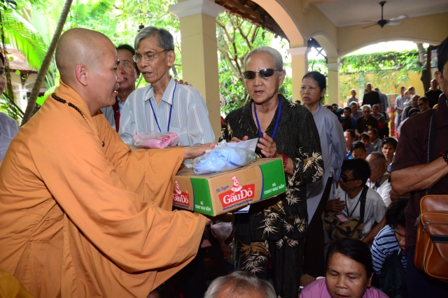 Quỹ Từ thiện Đạo Phật Ngày Nay: Trao tặng quà cho người mù và bệnh nhân ung bứu nhân ngày giỗ tổ chùa Giác Ngộ