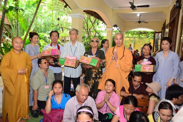 Quỹ Từ thiện Đạo Phật Ngày Nay: Trao tặng quà cho người mù và bệnh nhân ung bứu nhân ngày giỗ tổ chùa Giác Ngộ