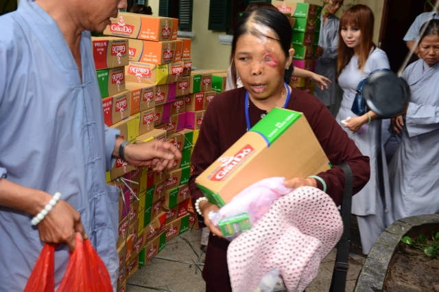 Quỹ Từ thiện Đạo Phật Ngày Nay: Trao tặng quà cho người mù và bệnh nhân ung bứu nhân ngày giỗ tổ chùa Giác Ngộ