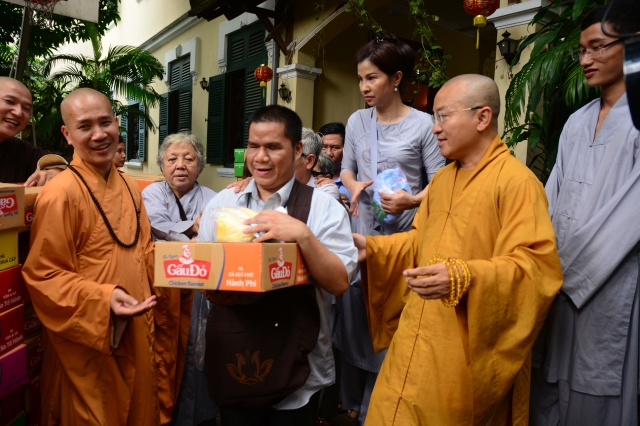 Quỹ Từ thiện Đạo Phật Ngày Nay: Trao tặng quà cho người mù và bệnh nhân ung bứu nhân ngày giỗ tổ chùa Giác Ngộ