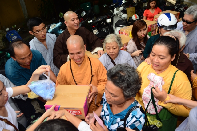 Quỹ Từ thiện Đạo Phật Ngày Nay: Trao tặng quà cho người mù và bệnh nhân ung bứu nhân ngày giỗ tổ chùa Giác Ngộ
