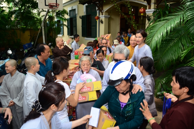 Quỹ Từ thiện Đạo Phật Ngày Nay: Trao tặng quà cho người mù và bệnh nhân ung bứu nhân ngày giỗ tổ chùa Giác Ngộ