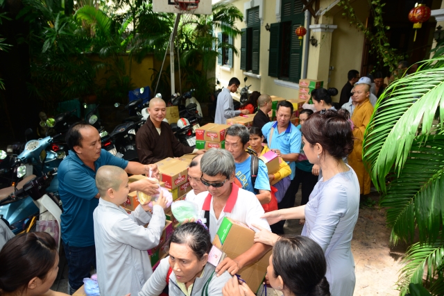 Quỹ Từ thiện Đạo Phật Ngày Nay: Trao tặng quà cho người mù và bệnh nhân ung bứu nhân ngày giỗ tổ chùa Giác Ngộ