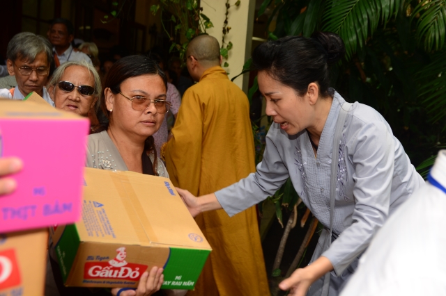 Quỹ Từ thiện Đạo Phật Ngày Nay: Trao tặng quà cho người mù và bệnh nhân ung bứu nhân ngày giỗ tổ chùa Giác Ngộ