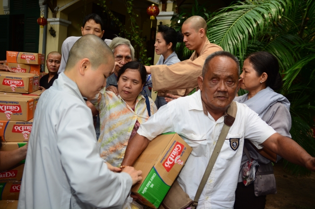 Quỹ Từ thiện Đạo Phật Ngày Nay: Trao tặng quà cho người mù và bệnh nhân ung bứu nhân ngày giỗ tổ chùa Giác Ngộ