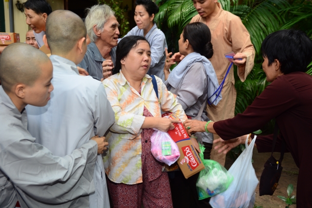 Quỹ Từ thiện Đạo Phật Ngày Nay: Trao tặng quà cho người mù và bệnh nhân ung bứu nhân ngày giỗ tổ chùa Giác Ngộ