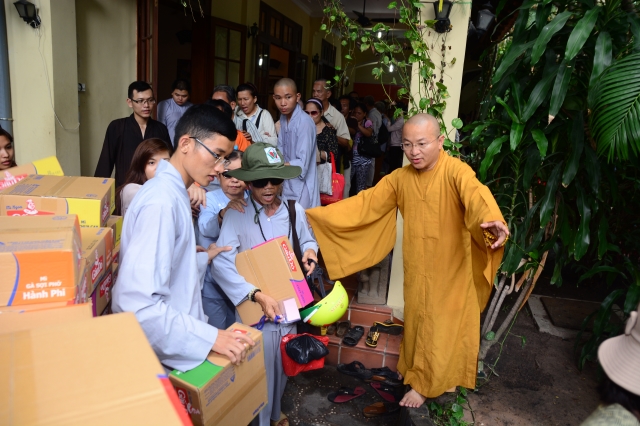 Quỹ Từ thiện Đạo Phật Ngày Nay: Trao tặng quà cho người mù và bệnh nhân ung bứu nhân ngày giỗ tổ chùa Giác Ngộ