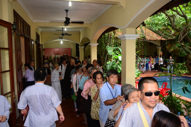 Quỹ Từ thiện Đạo Phật Ngày Nay: Trao tặng quà cho người mù và bệnh nhân ung bứu nhân ngày giỗ tổ chùa Giác Ngộ