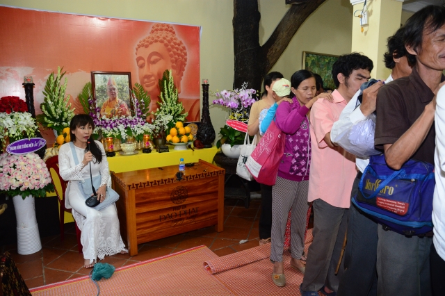 Quỹ Từ thiện Đạo Phật Ngày Nay: Trao tặng quà cho người mù và bệnh nhân ung bứu nhân ngày giỗ tổ chùa Giác Ngộ