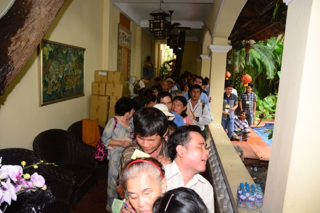 Quỹ Từ thiện Đạo Phật Ngày Nay: Trao tặng quà cho người mù và bệnh nhân ung bứu nhân ngày giỗ tổ chùa Giác Ngộ