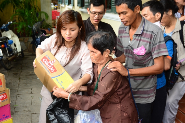 Quỹ Từ thiện Đạo Phật Ngày Nay: Trao tặng quà cho người mù và bệnh nhân ung bứu nhân ngày giỗ tổ chùa Giác Ngộ