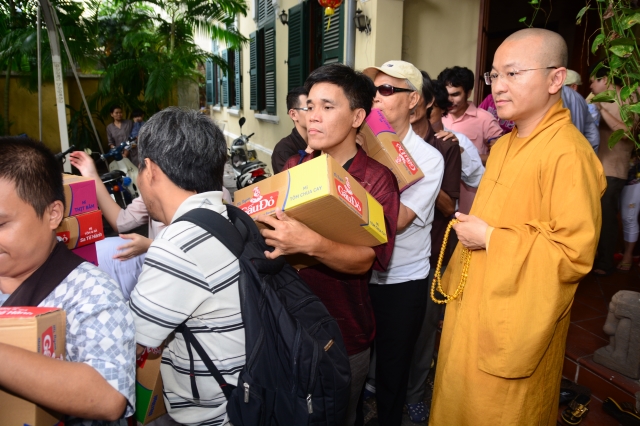 Quỹ Từ thiện Đạo Phật Ngày Nay: Trao tặng quà cho người mù và bệnh nhân ung bứu nhân ngày giỗ tổ chùa Giác Ngộ