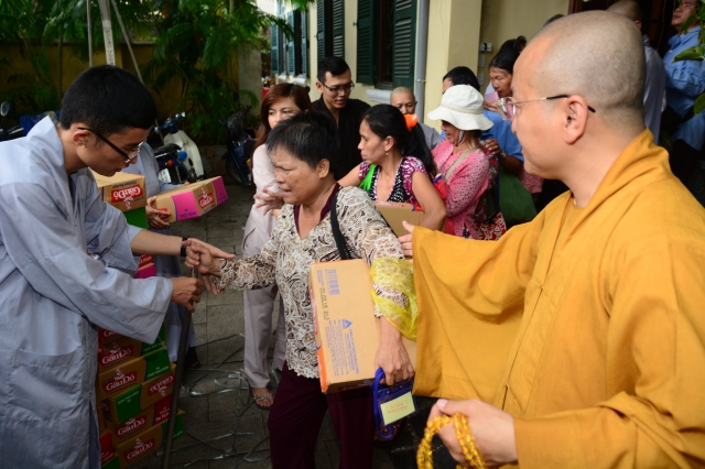 Quỹ Từ thiện Đạo Phật Ngày Nay: Trao tặng quà cho người mù và bệnh nhân ung bứu nhân ngày giỗ tổ chùa Giác Ngộ
