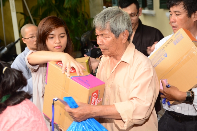 Quỹ Từ thiện Đạo Phật Ngày Nay: Trao tặng quà cho người mù và bệnh nhân ung bứu nhân ngày giỗ tổ chùa Giác Ngộ